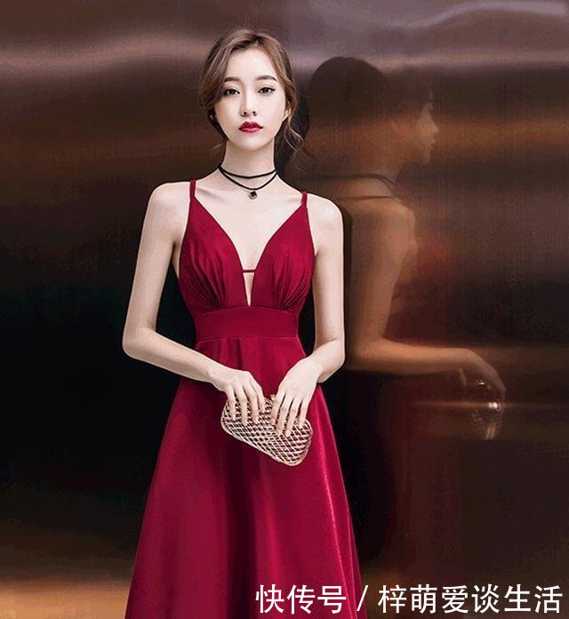 「勾勒」皮肤白皙水嫩的小姐姐, 吊带连衣裙勾勒出曼妙曲线, 性感又优雅