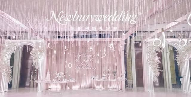  [少女]把水晶摆满婚礼现场，蔷薇色的布置，是新娘少女情怀的梦想