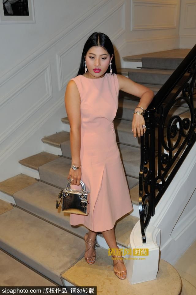 看腻了美颜大长腿 这位混时尚圈的泰国公主也算画风奇特了