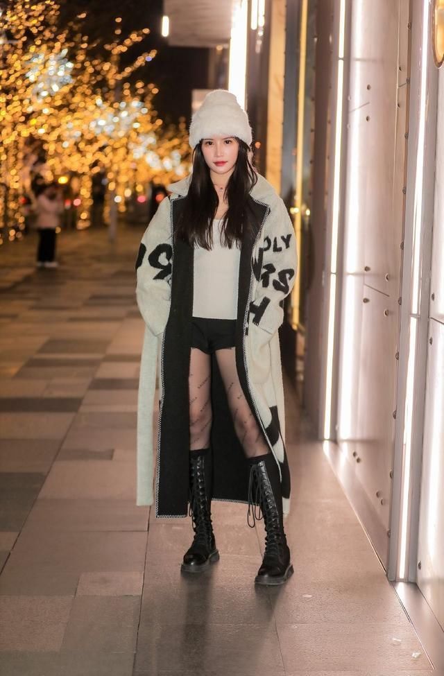 【春天】春天出门没裤子穿怎么办?别着急,巴黎世家印花黑丝拯救你