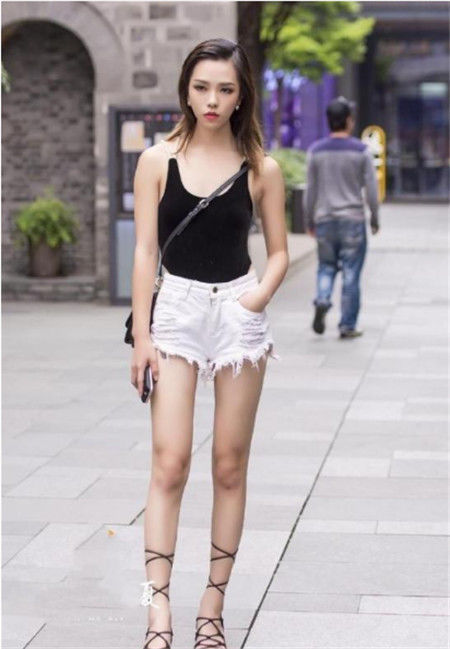  精致|街拍：身穿吊带连衣裙的美女，精致动人，灵气十足