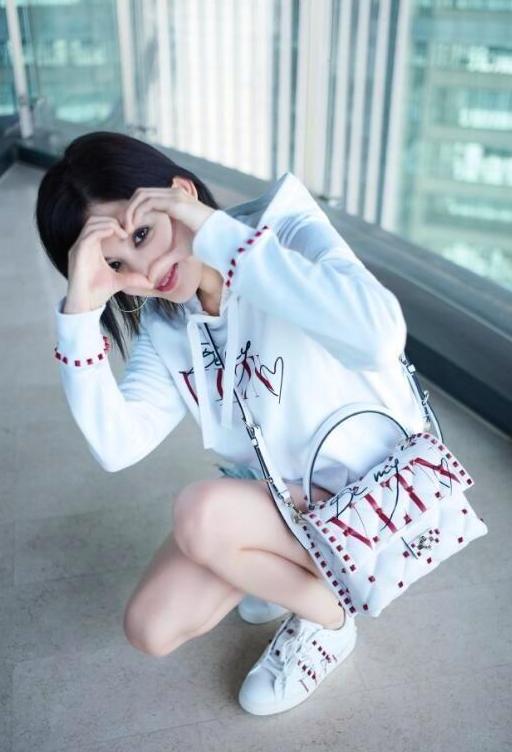 古力娜扎的清凉时尚穿着, 牛仔短裤秀长腿, 网友: 短裤能再长点吗