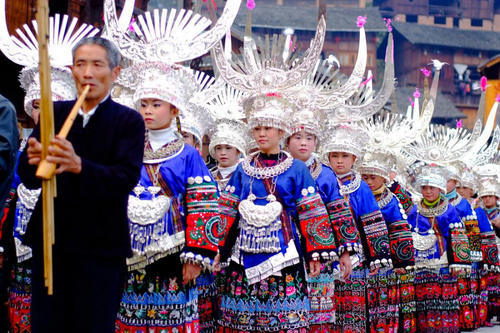 去苗寨旅游时，为何有的苗族女孩会递给游客一块“布”？