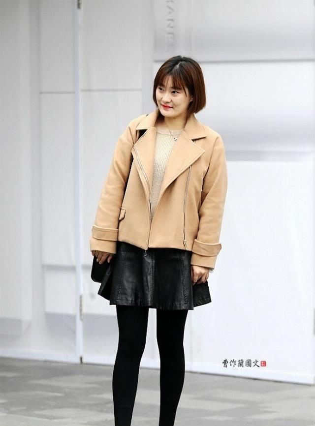  [皮质]街拍：穿出混搭风的皮质短裙美女