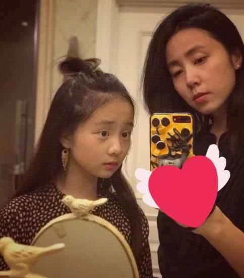 黄磊女儿多多穿露肩包臀裙，打扮成熟比妈妈还老，简直没眼看！