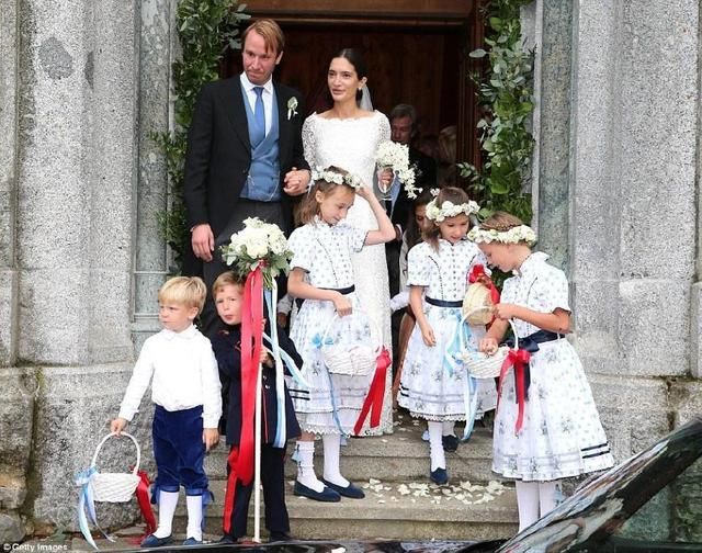 德国王子浪漫婚礼，王室名流齐聚，新娘一字肩婚纱太美，堪比梅根