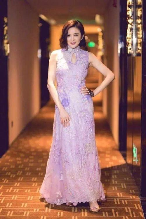 再怎么扮嫩都老了，年纪是不会骗人的！网友：裙子有点短！