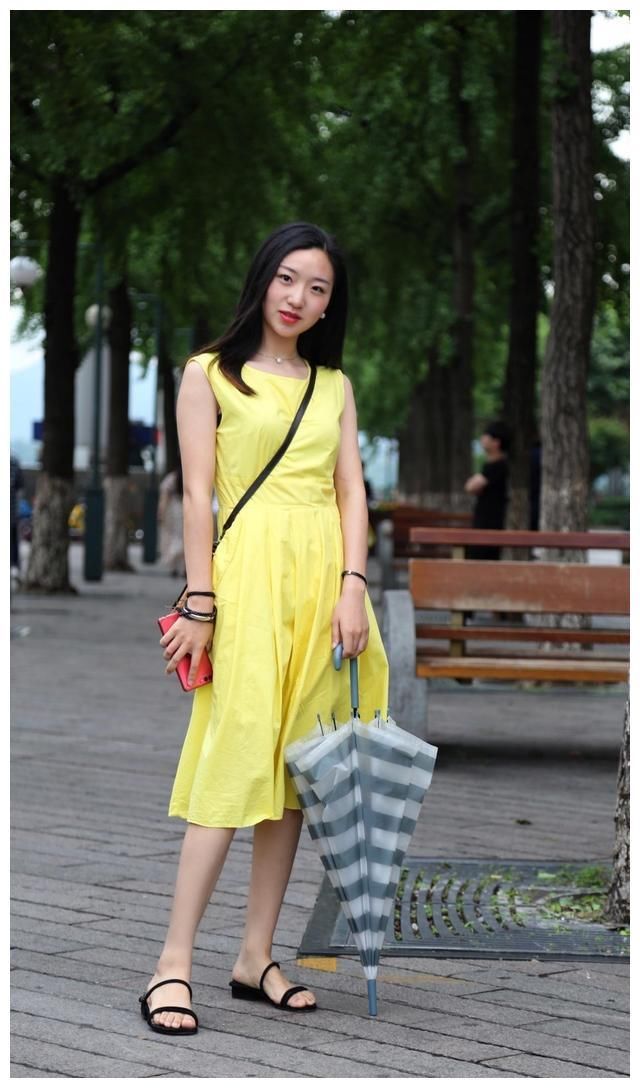 爱拍照:图1低胸一字肩,图2黄色连衣裙,图3迷人职业装!