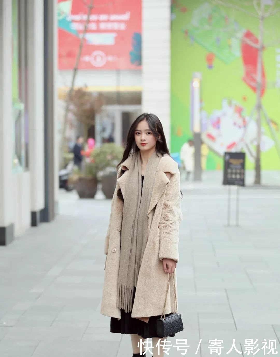『穿搭』成都街拍:原来这些小个子美女穿衣显高的秘诀是这个!