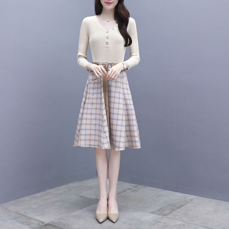 女人再穷也别整天穿黑裤子，十月流行这种套装裙，满满的女人味