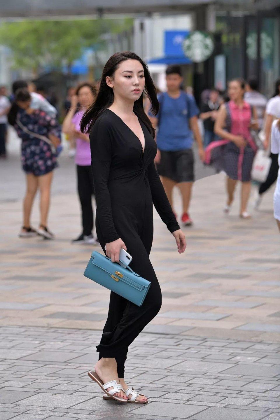 街拍:超风韵性感，身材丰满的黑裤冷艳翘臀美女