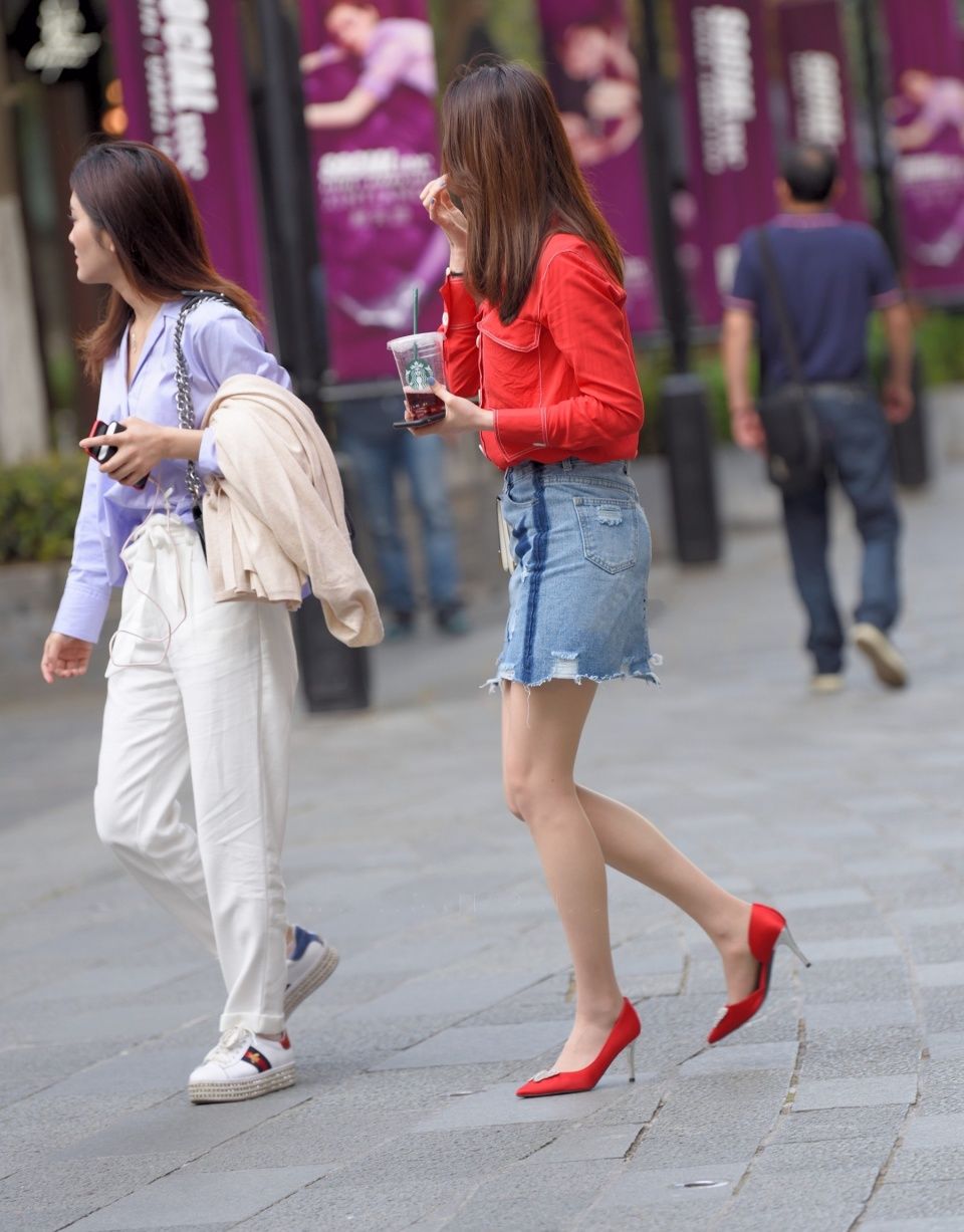 街拍联盟：红衣肉丝红色高跟美女，只有女神才敢这么穿