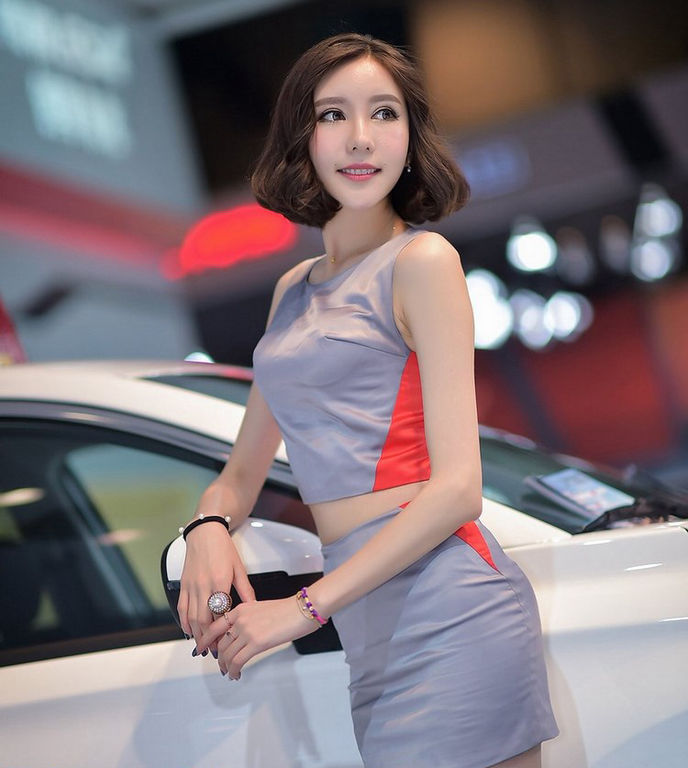 短发美女车模前凸后翘性感迷人