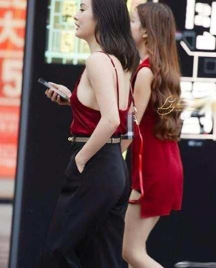 街拍美女:真空出行, 就是那么自信, 有魅力!