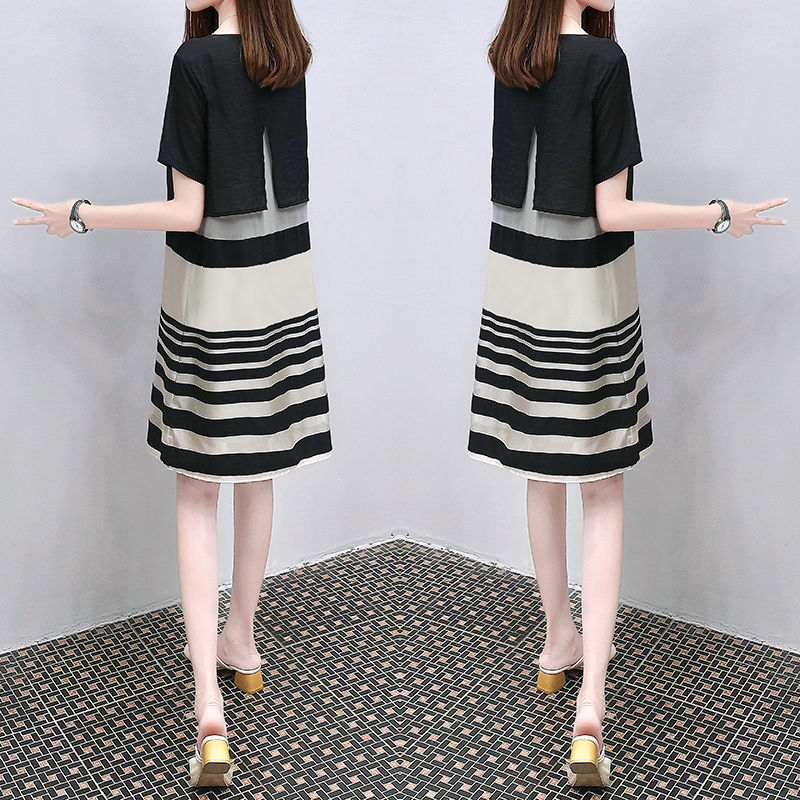 信吗，绝对让你一饱眼福，看下图女人穿的是什么，美丽大方贼洋气