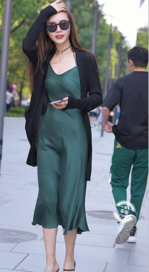 韩国女神深绿色宽松连体裙大显玲珑有致,全身散发十足的女神味