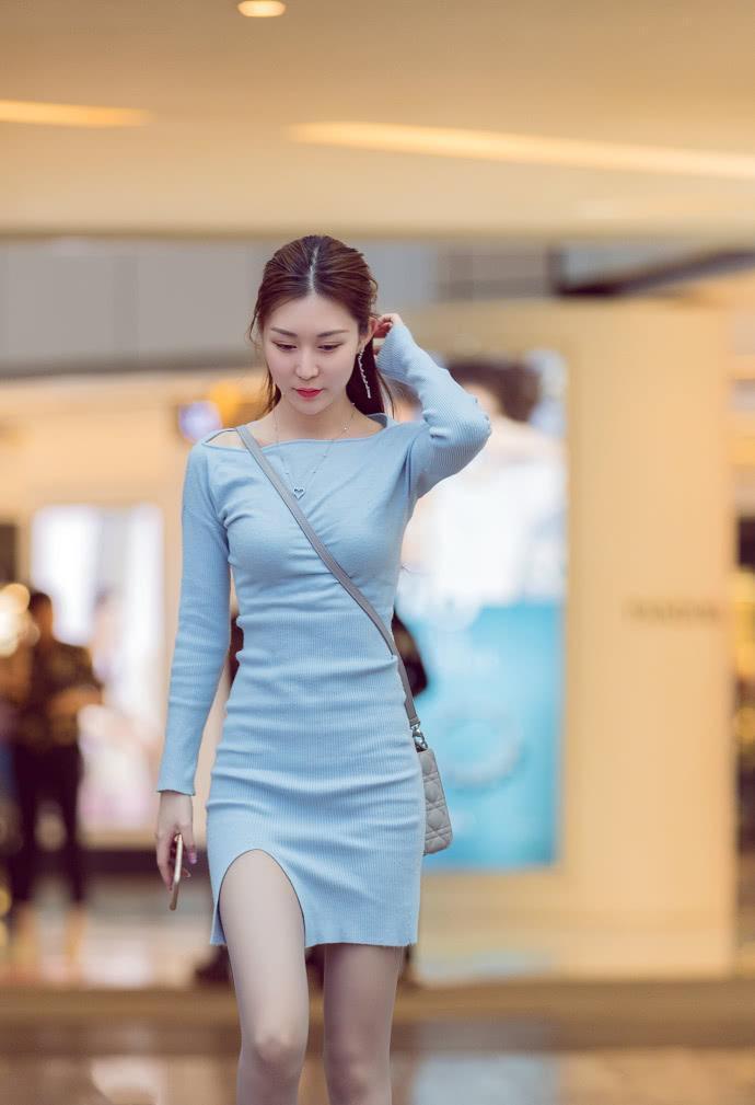 街拍: 薄薄的丝袜配上细高跟, 清纯美女彰显唯美气质