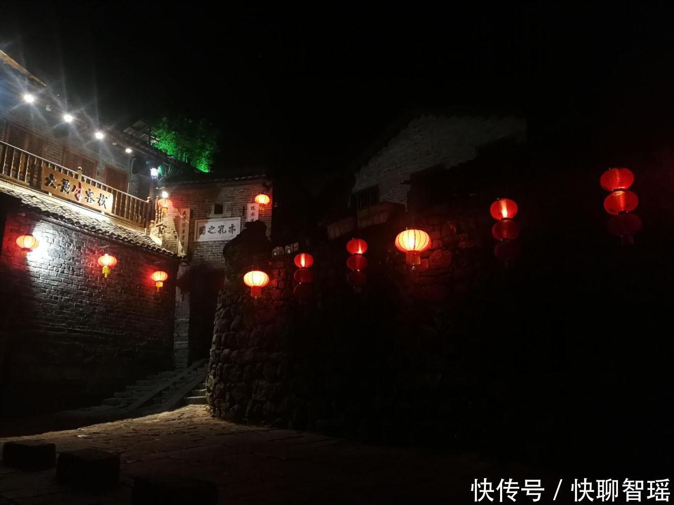 广西的深山里藏着一座千年古镇, 夜晚的红色魅影分外迷人