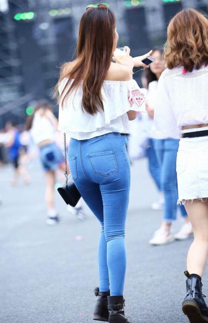 街拍：牛仔裤的风情，小姐姐们演绎出各自的特色，图三好高贵