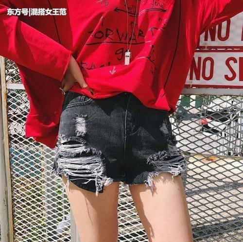 花式秀美腿? 破洞牛仔短裤让你的大腿白里透红再透粉