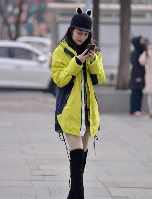 『气质』美女时尚街拍:百般难描的美女,一条黑色的连衣裙,时尚休闲气质