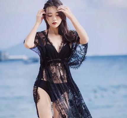 身材真好啊！比基尼美女，展现纤细曼妙的身段，秀出白皙的皮肤！