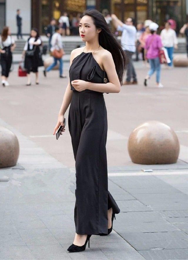 街拍：身材高挑的气质美女，一双大长腿很是迷人