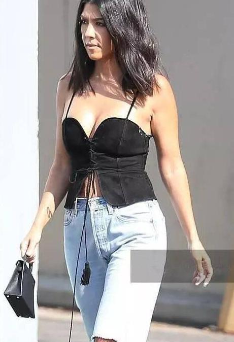 以为奚梦瑶穿吊带衣很美了，可看到卡戴珊，瘦子和丰腴的差距真大