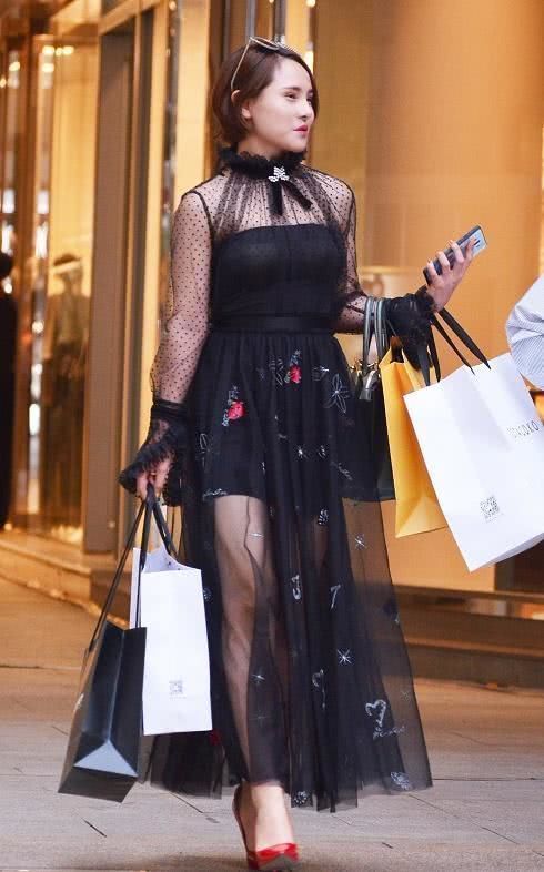 身穿|街拍:长发披肩的小姐姐,身穿波点元素的吊带裙,看起来很可爱又阳光