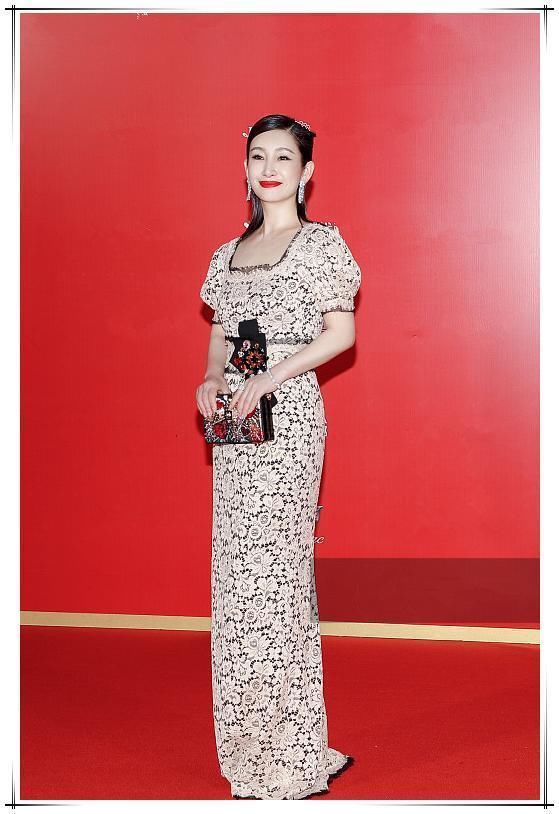 当秦海璐与欧阳娜娜同穿蕾丝裙，才知道女人和女孩的差距有多大！