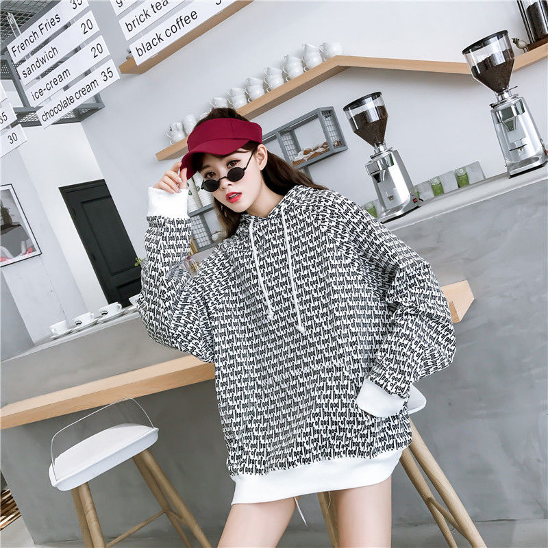 20几岁的姑娘，去年的卫衣别穿错了，今年流行这种慵懒风