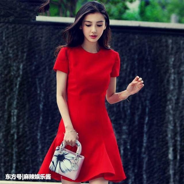本以为唐嫣、杨颖穿红色裙子很美，看见她才明白什么叫美得高级!
