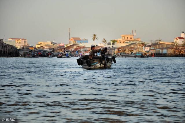 此国国王曾流亡中国!首都插满中国国旗，各国游客纷纷到此!