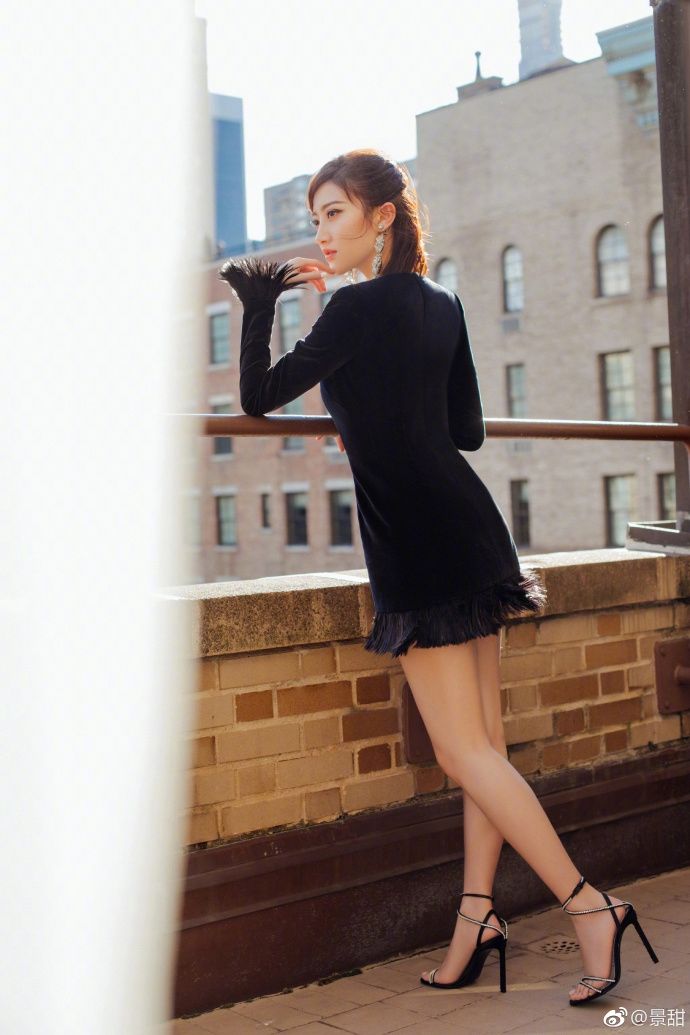 景甜身穿长袖短款丝绒礼服，勾勒出窈窕曲线，十分惊艳