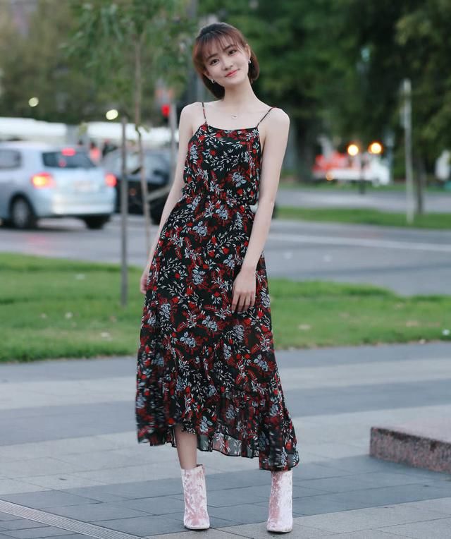 徐璐的搭配搞不明白，穿吊带裙超级仙，为啥要把脚穿“丢”？
