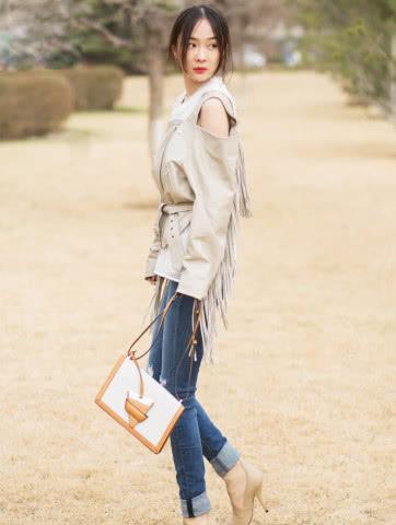 霍思燕身穿一袭长裙大秀好身材，没想到被裙摆所毁，都踩到脚下了