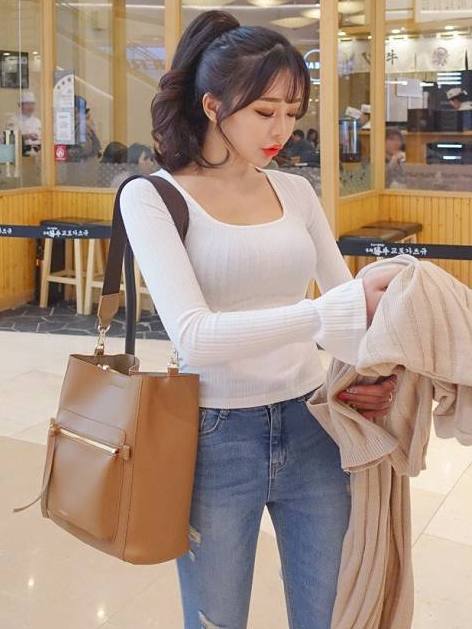 清纯漂亮的牛仔裤美女，展现甜美气质，回头率百分百！