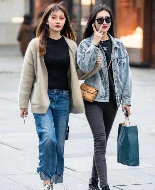  气质：街拍：软玉温香的小姐姐，一条白色的连衣裙，时尚优雅魅力范