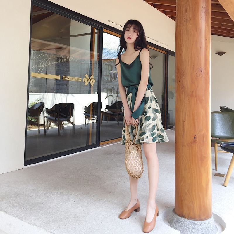 你绝没见过这么性感的镂空套装，快来一饱眼福!简直美的楚楚动人