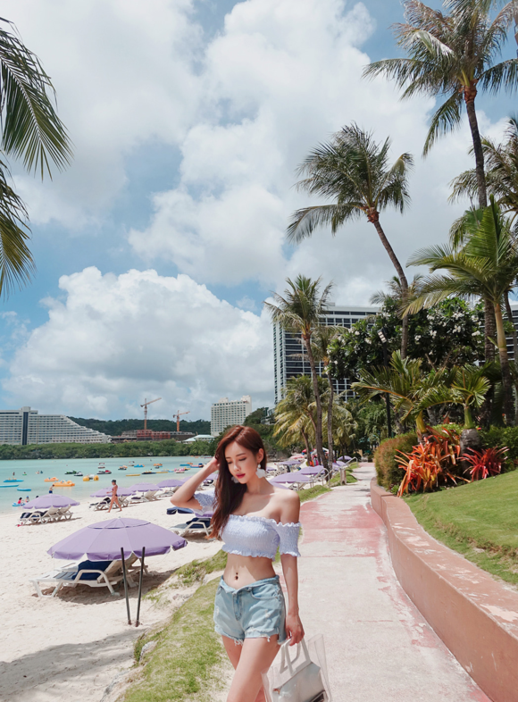 女神孙允珠,云彩烟花白茉莉梦露抹胸泳衣