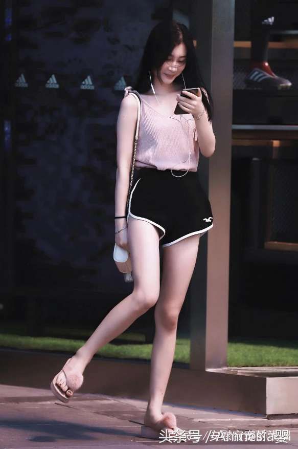 街拍:身姿丰盈的短裤美女，走到哪里都是焦点!