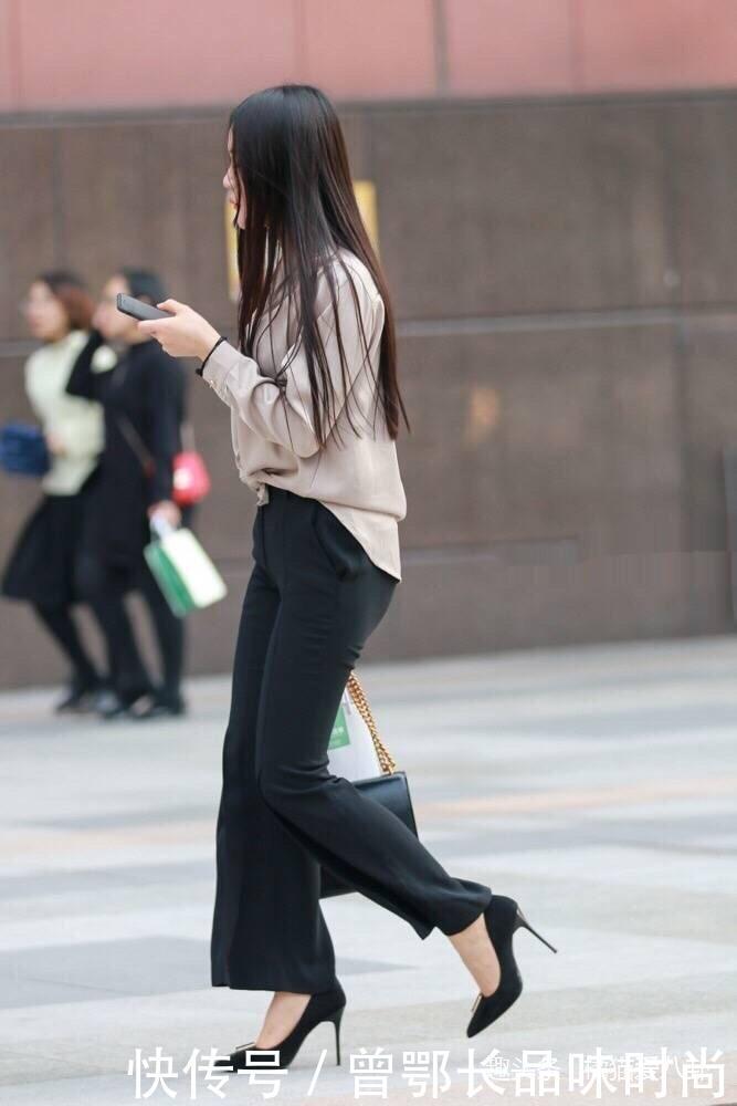 ?的路人街拍,长直发女神身材高挑,穿着更显靓丽,高跟鞋抢镜!!