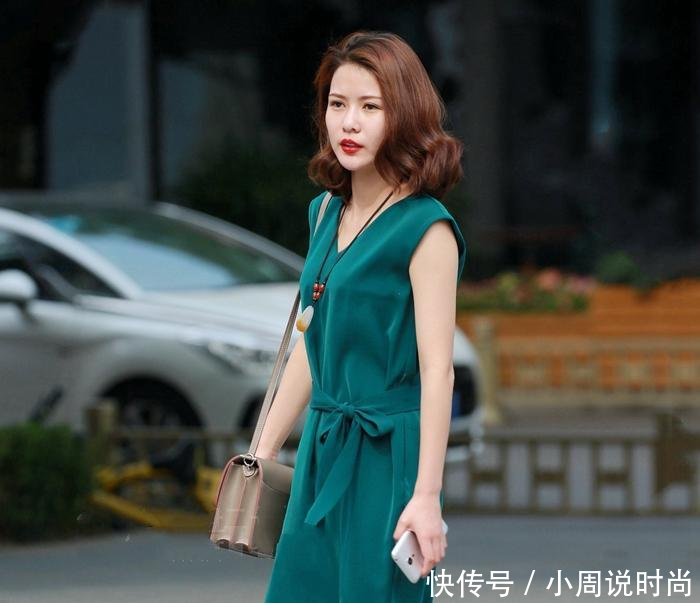 美女街拍, 绿色无袖连衣裙 ,让她们更有成熟韵味!
