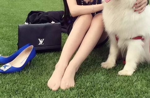 时尚百搭的尖头细跟，更显女性优雅大方的气质，非常迷人！