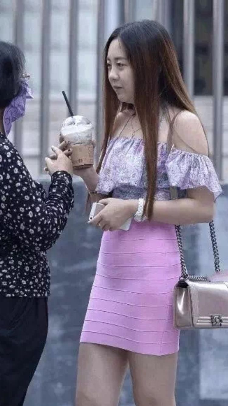 性感街拍丨美女穿冰淇淋色包裙,果真是秀色可餐!