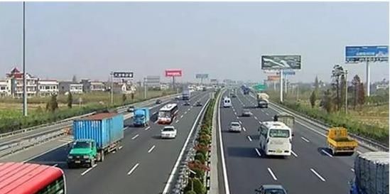  新手：新手司机福利，老司机教你如何通过后视镜，精确的判断车