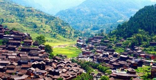 唯一■中国唯一建在山顶的村子,都是别墅和洋房,今成旅游景点