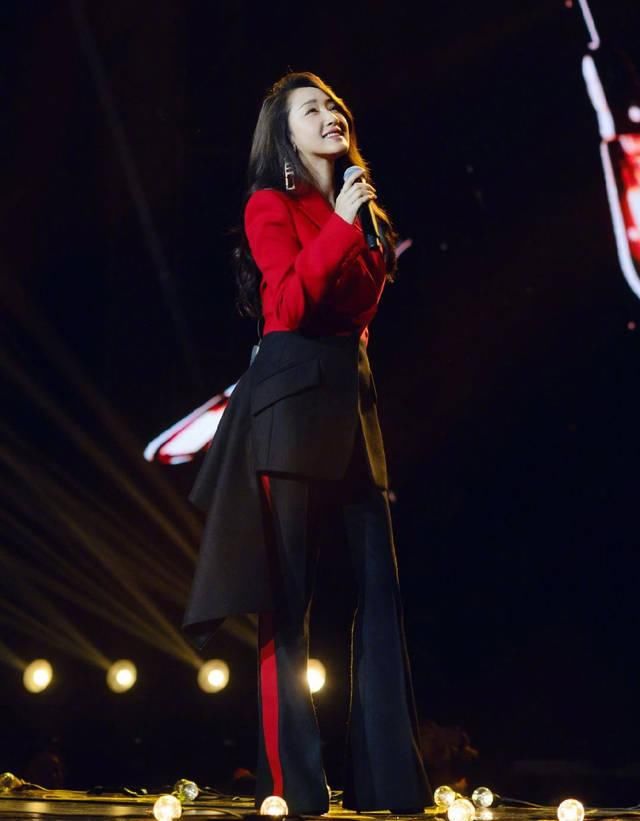 『 杨钰莹』穿西服不掩丰满身材,158cm美更新高宽比,杨钰莹小个子女生身型却诱人