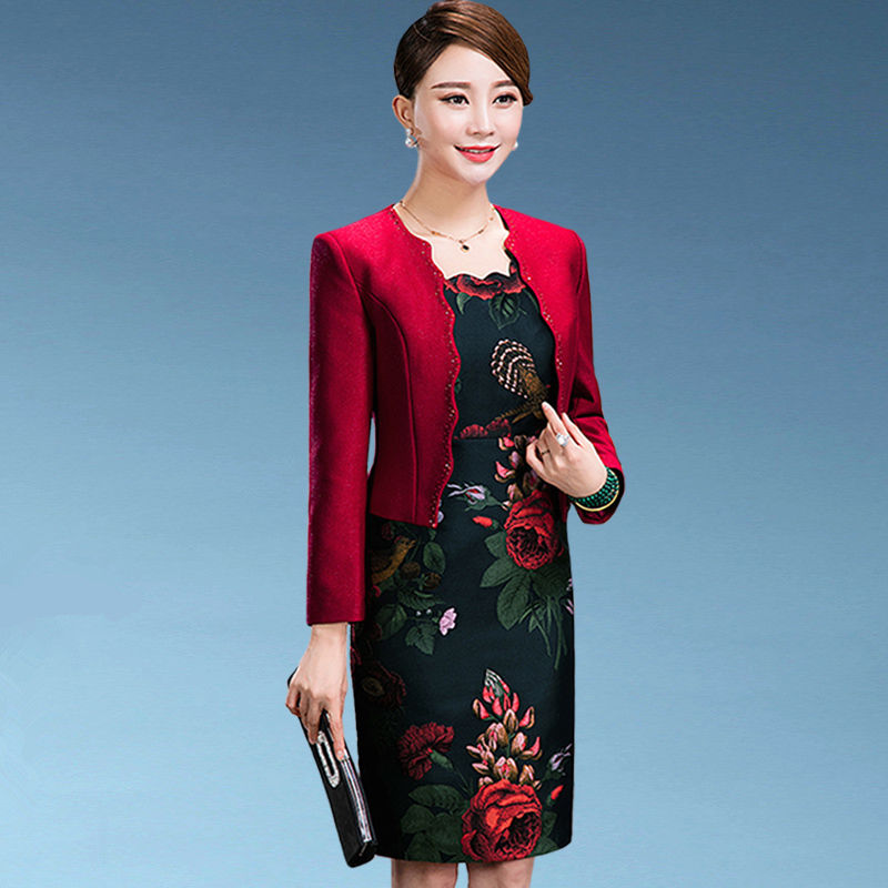 中秋弟弟结婚，老妈穿欧式“红酒裙出席，端庄优雅，美的惊艳四方