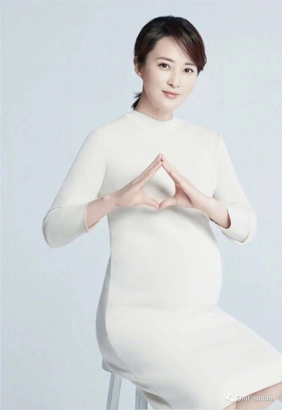 蒋勤勤的化妆桌真让人吃惊，这么白这么美居然只用10块钱的美白精